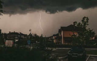 Кияни зафіксували розряд блискавки: вражаюче фото