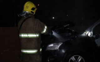 Трое злоумышленников дотла сожгли автомобиль в Киеве, фото