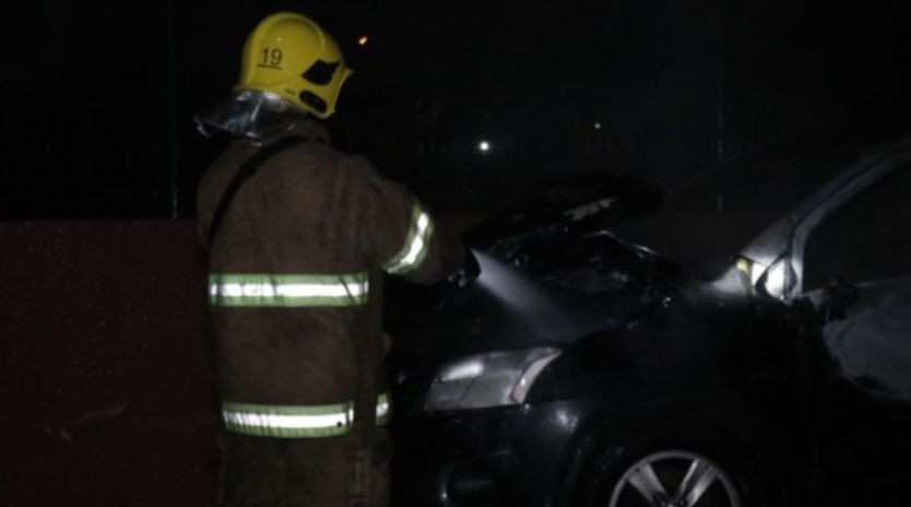 Трое злоумышленников дотла сожгли автомобиль в Киеве, фото