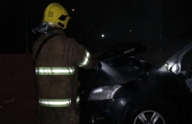 Трое злоумышленников дотла сожгли автомобиль в Киеве, фото