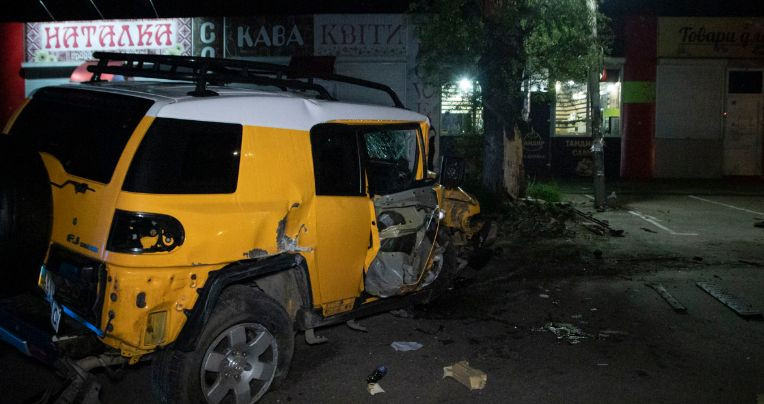 Едва стояла на ногах: под Киевом женщина-водитель «снесла» столб