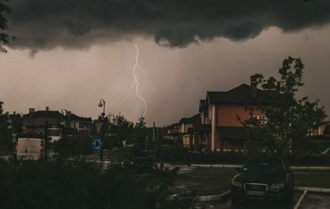 Кияни зафіксували розряд блискавки: вражаюче фото