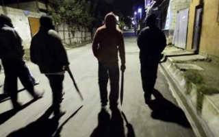 Банды подростков нападают на прохожих в Киеве: новые подробности и видео