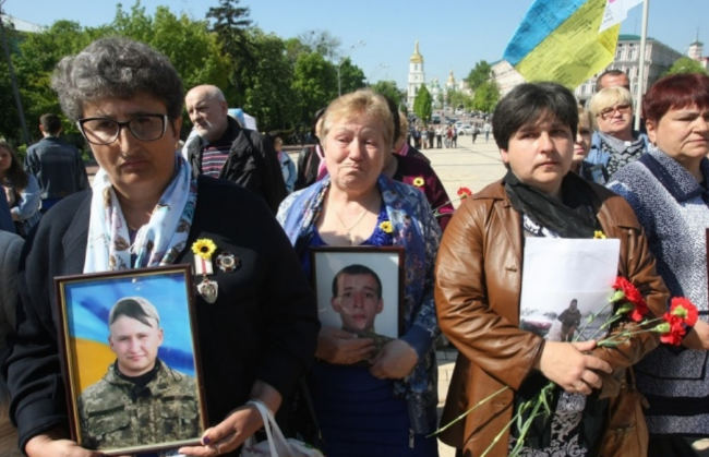 Шествие матерей погибших на Донбассе бойцов в Киеве: фото