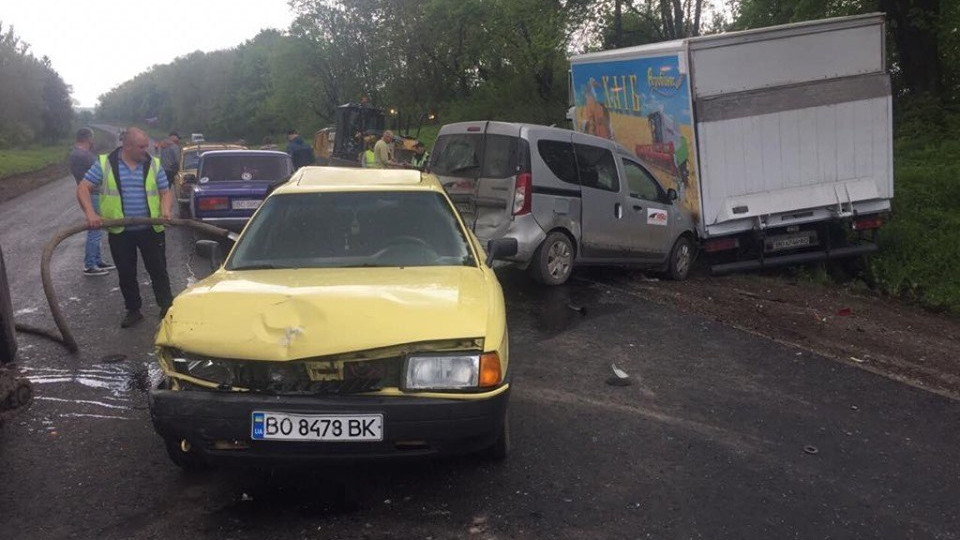 Масштабна ДТП на Тернопільщині: розтрощено 5 автівок