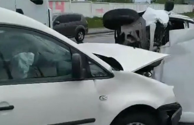 ДТП з переворотом у Києві: автомобіль «приземлився» на бік