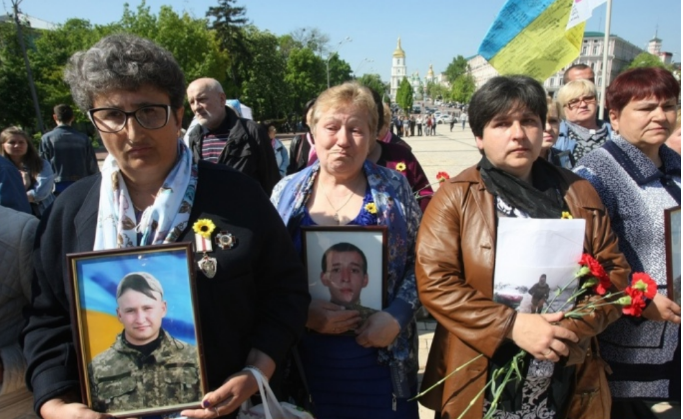 Шествие матерей погибших на Донбассе бойцов в Киеве: фото