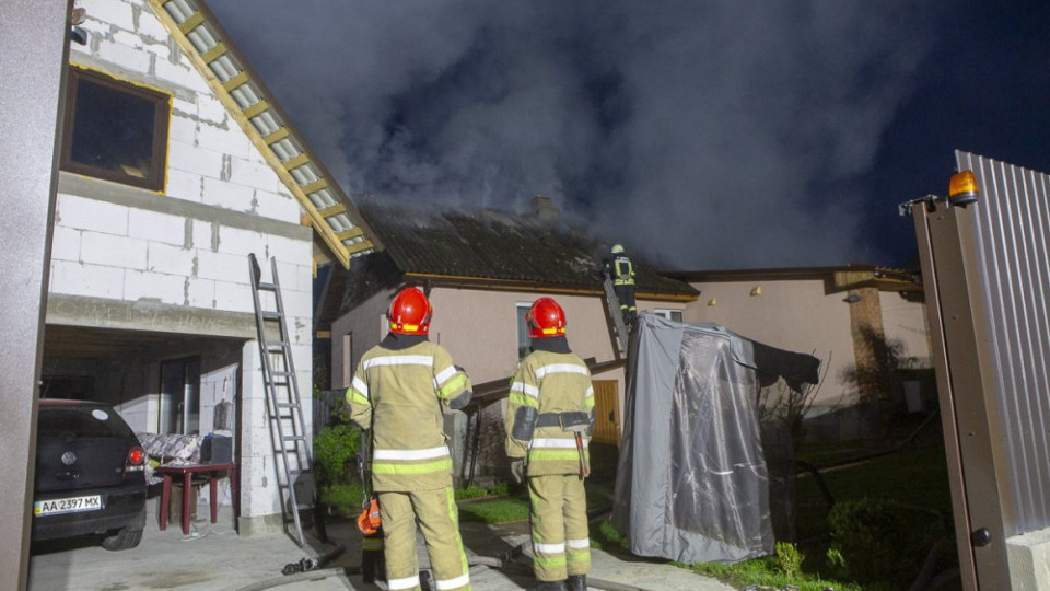 Вибух і вогонь: у Києві сталася моторошна пожежа у приватному будинку