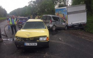 Масштабна ДТП на Тернопільщині: розтрощено 5 автівок