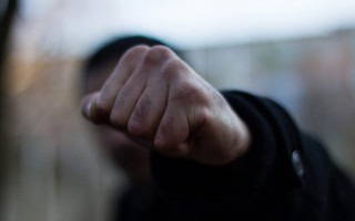 Мужчина из-за места на парковке ногами жестоко бил женщину