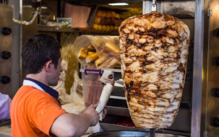 Скандал у столиці: іноземець з туберкульозом годував киян