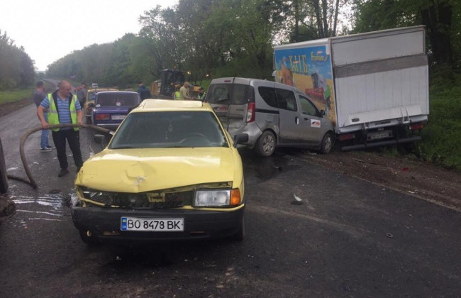 Масштабна ДТП на Тернопільщині: розтрощено 5 автівок