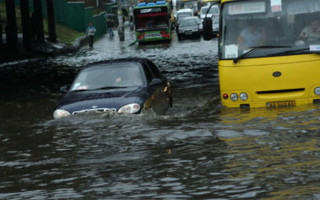Частина Києва після зливи «пішла під воду»: вражаючі фото