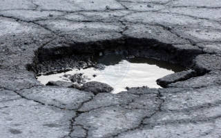 Автобус застрял в яме: киевлян поразили видео на одной из улиц столицы