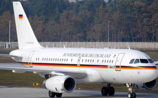 Инцидент в аэропорту Германии: автомобиль врезался в самолет Меркель