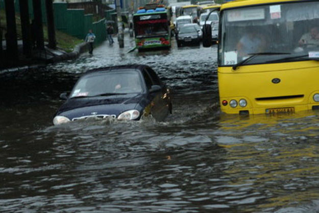 Частина Києва після зливи «пішла під воду»: вражаючі фото