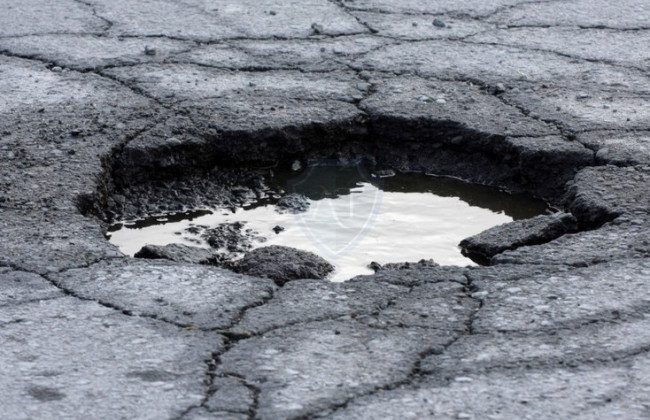 Автобус застрял в яме: киевлян поразили видео на одной из улиц столицы