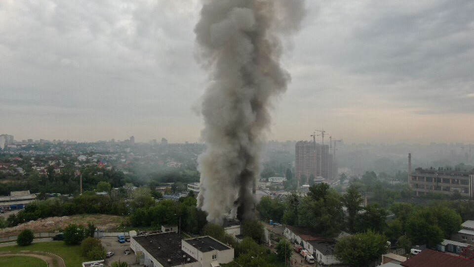 Масштабный пожар в Киеве: горел цех с канистрами бензина и газовыми баллонами