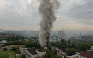 Масштабный пожар в Киеве: горел цех с канистрами бензина и газовыми баллонами