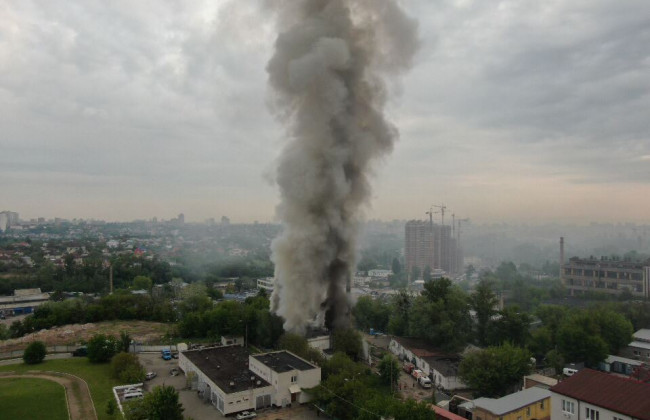 Масштабный пожар в Киеве: горел цех с канистрами бензина и газовыми баллонами