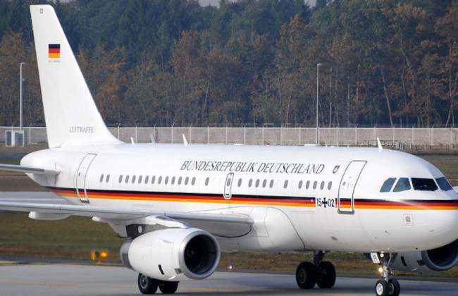 Инцидент в аэропорту Германии: автомобиль врезался в самолет Меркель