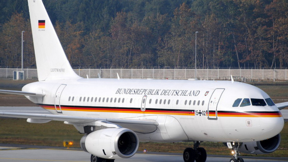Инцидент в аэропорту Германии: автомобиль врезался в самолет Меркель