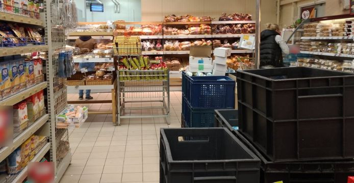 Била головой о кассу: пьяная женщина избила кассира в супермаркете