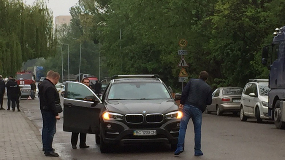 Потужний вибух у Львові: невідомі підірвали BMW X6