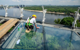 В Киеве появится стеклянный мост: что следует знать