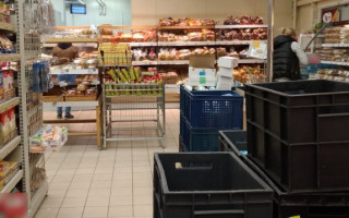 Била головой о кассу: пьяная женщина избила кассира в супермаркете