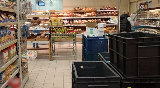 Била головой о кассу: пьяная женщина избила кассира в супермаркете