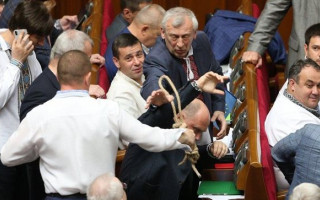 Инцидент в Верховной Раде: нардеп бросил своему коллеге петлю для виселицы