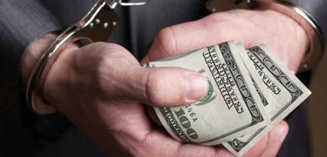 Погоріли на хабарі у $25000: у Чернігові викрили двох чиновників