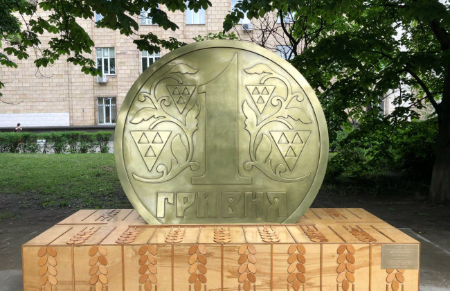 Киевлян впечатлили памятником гривне: фото