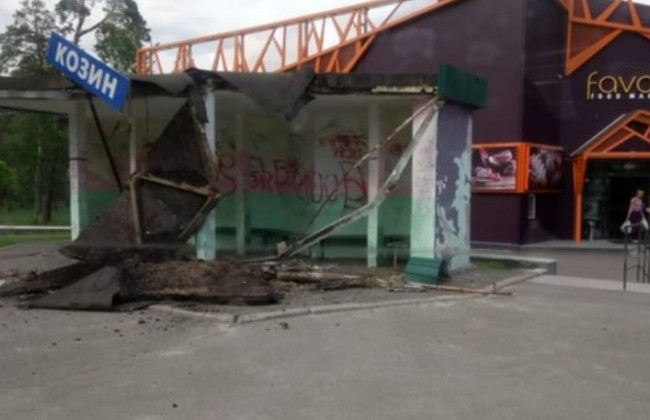 Чудом уцелели люди: под Киевом обрушилась крыша на остановке общественного транспорта