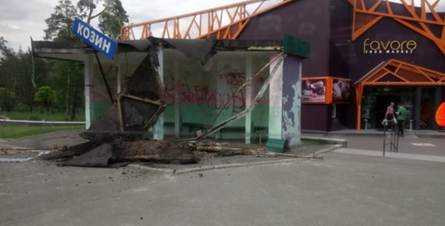 Чудом уцелели люди: под Киевом обрушилась крыша на остановке общественного транспорта