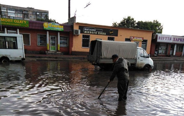 В Кропивницком из-за продолжительных дождей улицы «плывут»: подробности