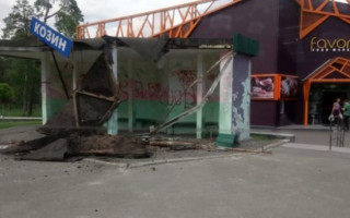 Чудом уцелели люди: под Киевом обрушилась крыша на остановке общественного транспорта