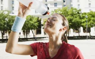 Как правильно бороться с жарой без кондиционера: полезные советы