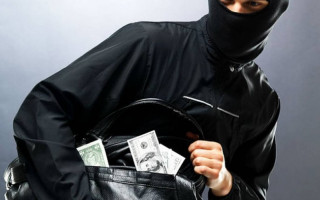 Избили и связали: в Киеве у безработного мужчины украли 30 тысяч долларов