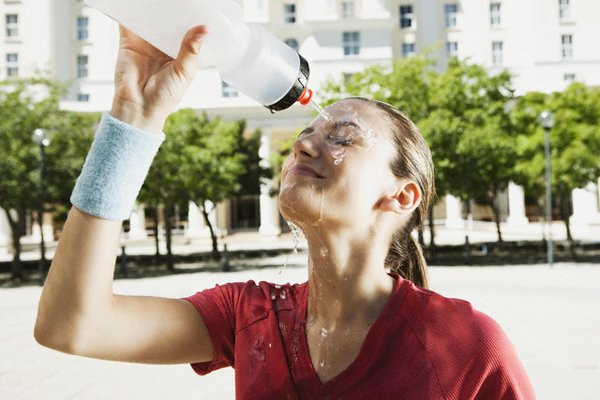 Как правильно бороться с жарой без кондиционера: полезные советы