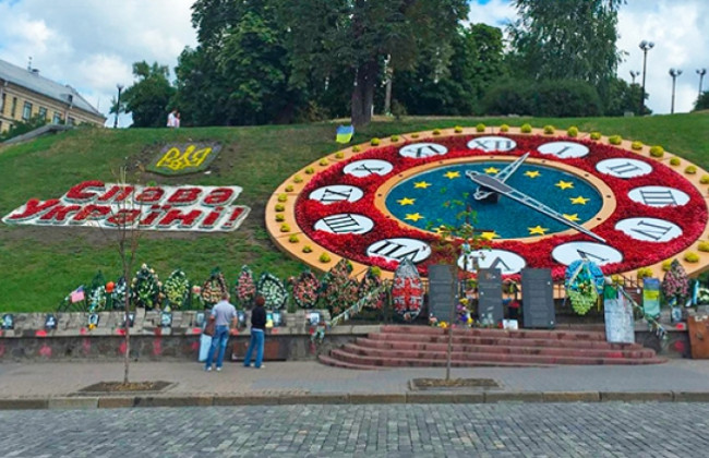 У Києві активісти «рознесли» паркан на Алеї Героїв Небесної Сотні, відео