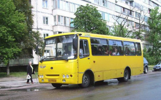 Скандал в маршрутке Киева: мужчина разбил лобовое стекло