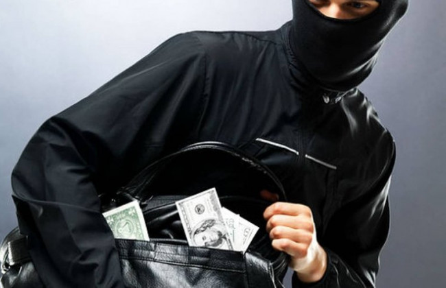 Избили и связали: в Киеве у безработного мужчины украли 30 тысяч долларов