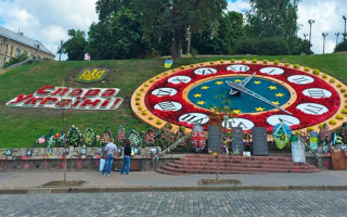 У Києві активісти «рознесли» паркан на Алеї Героїв Небесної Сотні, відео