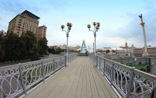 В Киеве закрывают еще один мост: что следует знать