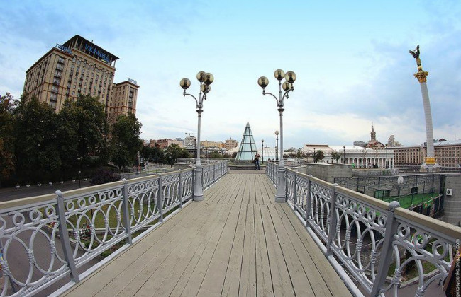 В Киеве закрывают еще один мост: что следует знать