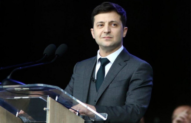 Президент — не икона: Зеленский призвал отказаться от его портретов в кабинетах