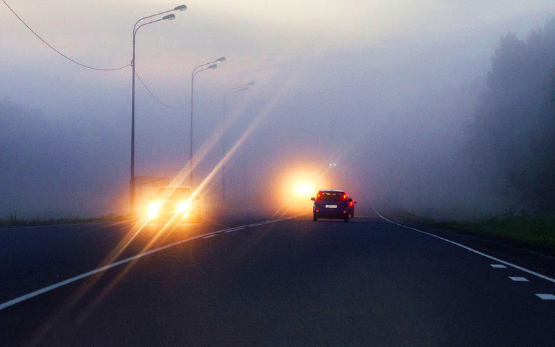 Автомобиль мигает сзади дальним светом: что делать