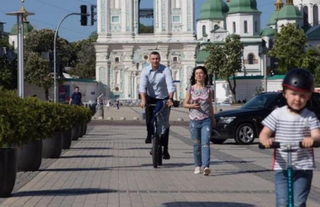 Виталий Кличко приехал на инаугурацию Зеленского на велосипеде